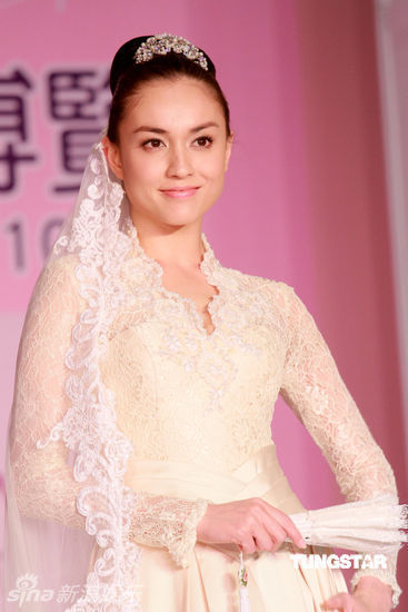 mandy lieu生日穿婚纱走秀