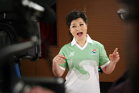 幺红录制世博主题歌