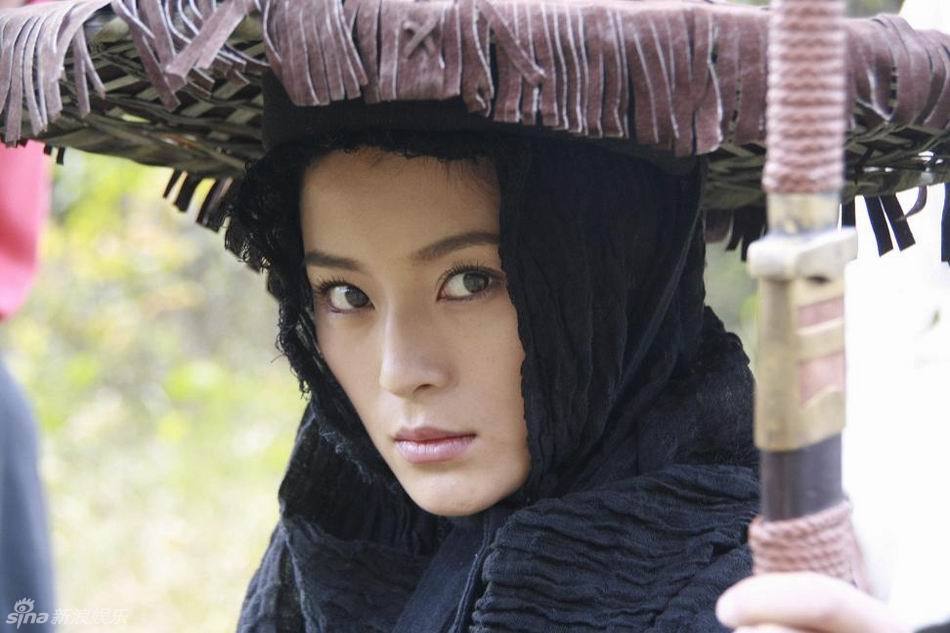 剧中青年演员王媛可扮演的殷素素亦正亦邪,与以往版的侠女相比,显得