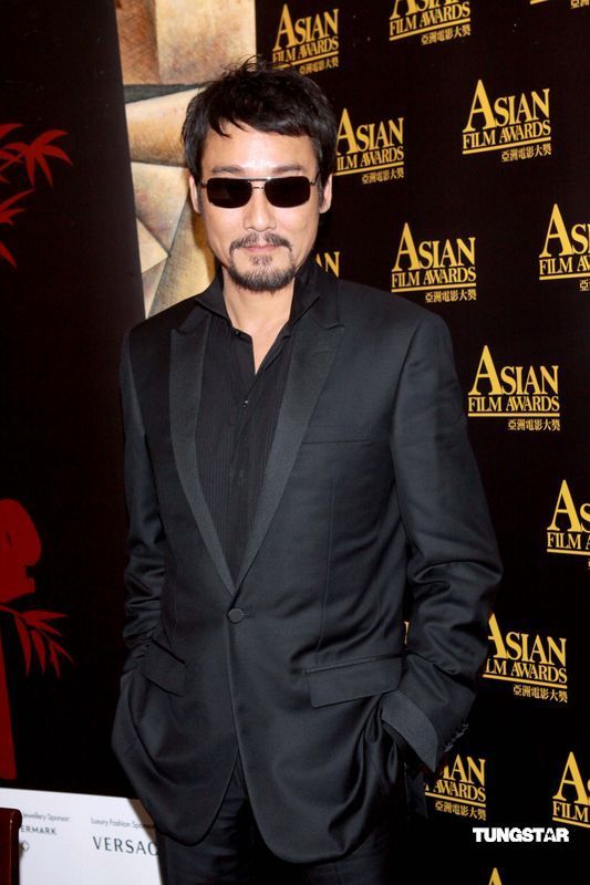 梁家辉因为眼发炎所以戴太阳眼镜出席