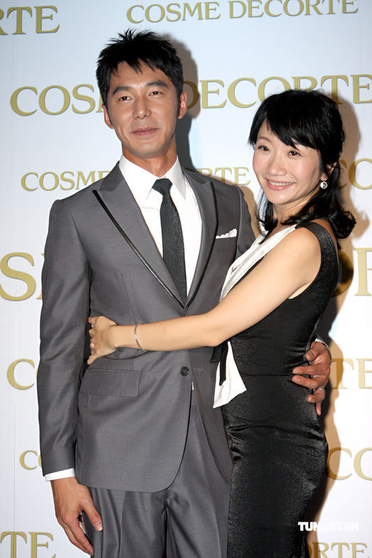 > 陶晶莹夫妇首度合作亲密代言护肤品  新浪娱乐讯 陶晶莹与老公