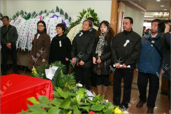 幻灯图集 > 悼念来宾  新浪娱乐讯 3月25日,央视原副台长阮若琳追悼会