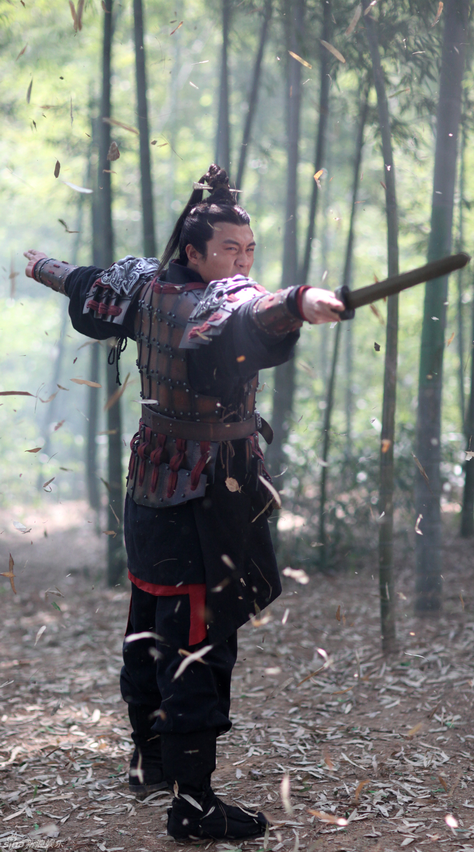 幻灯图:《秦俑情》横店探班 杜淳伤后再战武戏_高清图集_新浪网