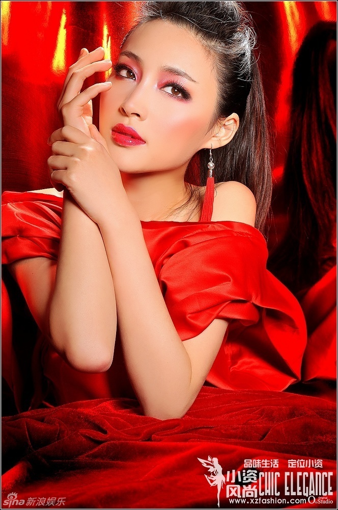 > 甘婷婷时尚大片新浪娱乐讯 近日,新版电视剧《水浒》潘金莲扮演者甘