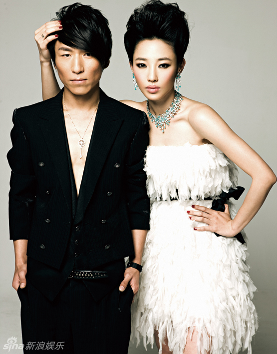 新浪娱乐讯 日前,陈羽凡白百何夫妇一起为时尚杂志《芭莎珠宝》拍摄了