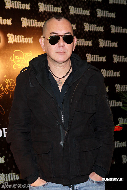 黄秋生黑超造型酷劲十足