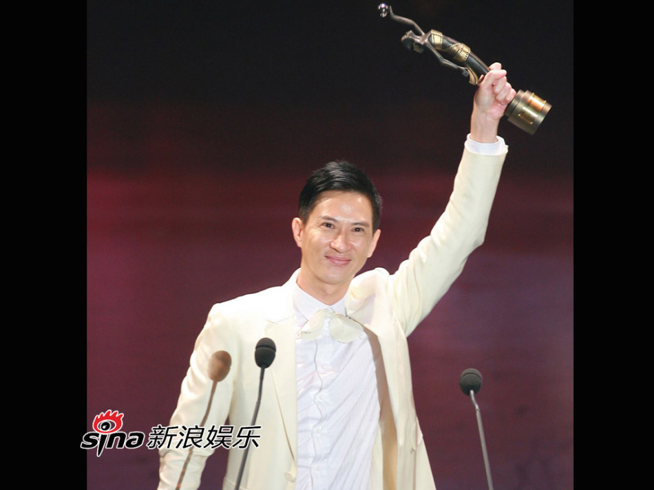 高清组图:张家辉凭《证人》斩获金像奖最佳男演员_高清图集_新浪网