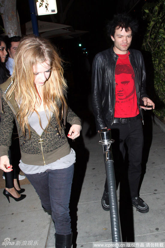 艾薇儿左与前夫深夜碰头