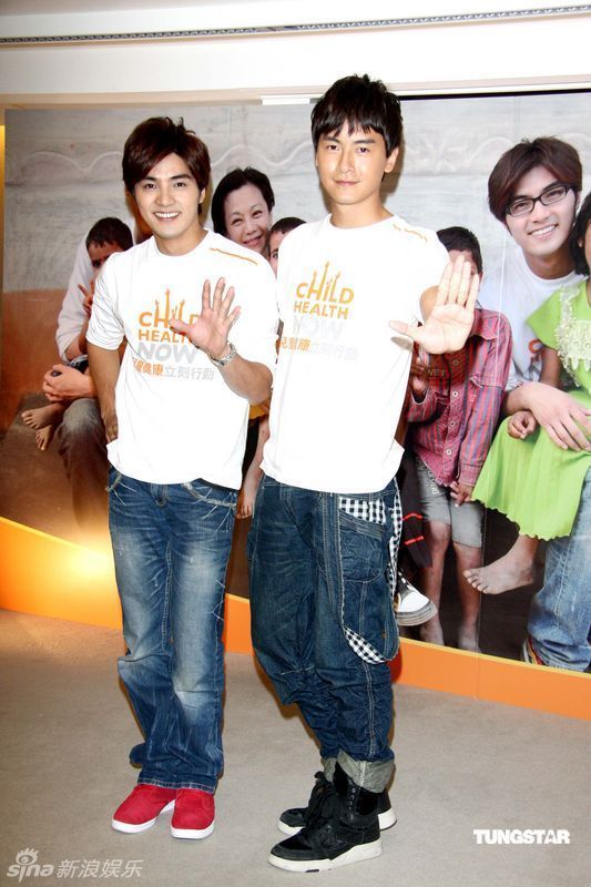 郑元畅(右)与贺军翔