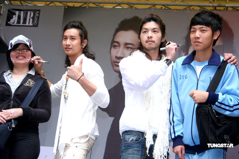 幻灯图:浪花兄弟签唱辣妹应援 黄义达柯有伦助阵_高清图集_新浪网