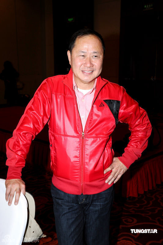 导演刘镇伟开心