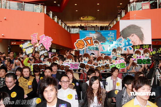 新浪娱乐讯 4月4日,无线为制作《超级巨声2》歌唱比赛在香港九龙湾