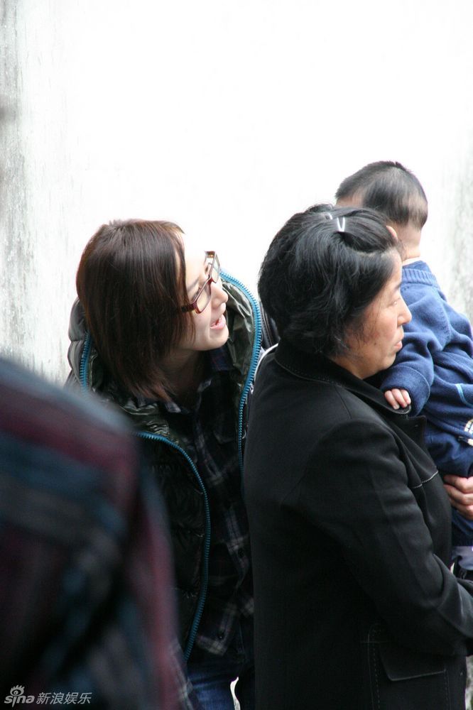 幻灯图:胡静随夫广东祭祖 儿子首曝光是朱熹后人_高清图集_新浪网