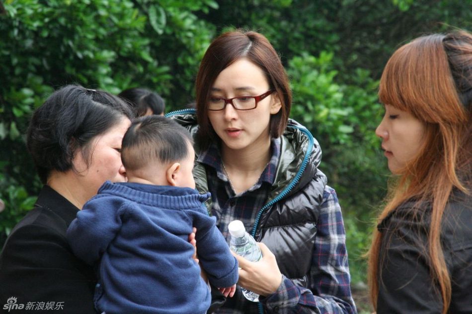 幻灯图:胡静随夫广东祭祖 儿子首曝光是朱熹后人_高清图集_新浪网