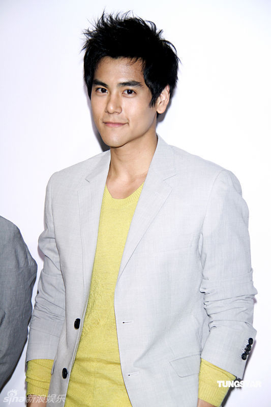 彭于晏帅气现身