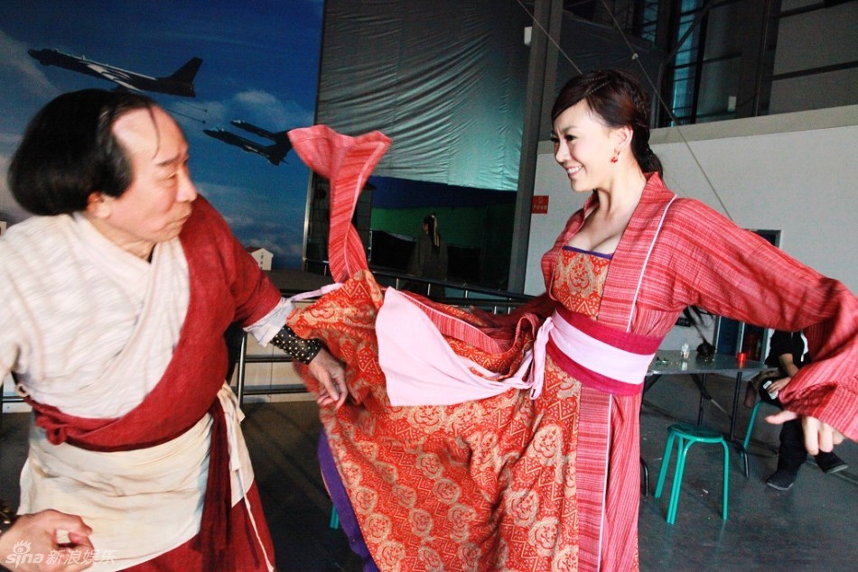 《龙凤店》自开机来备受关注,其中扮演与自己同名"妙妙(miumiu)"的