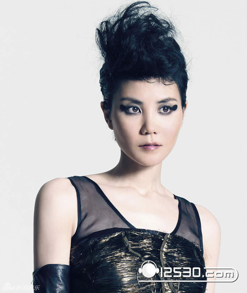 王菲表情慵懒,造型另类