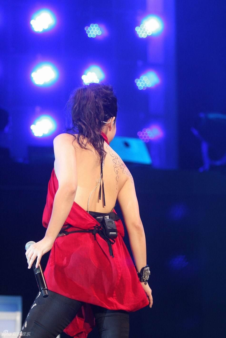 造型师更在林忆莲的手臂上画上花朵纹身,野性十足.