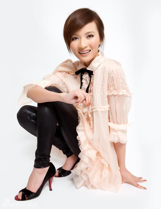 新浪娱乐讯 孙艺菲近期拍摄了一组时尚写真,清新淡雅的妆容,甜美淡定