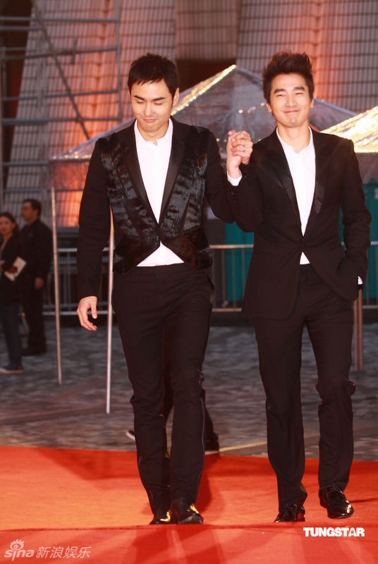 幻灯:香港金像奖颁奖红毯 阮经天赵又廷牵手现身