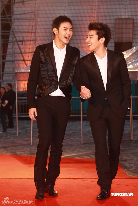 幻灯:香港金像奖颁奖红毯 阮经天赵又廷牵手现身