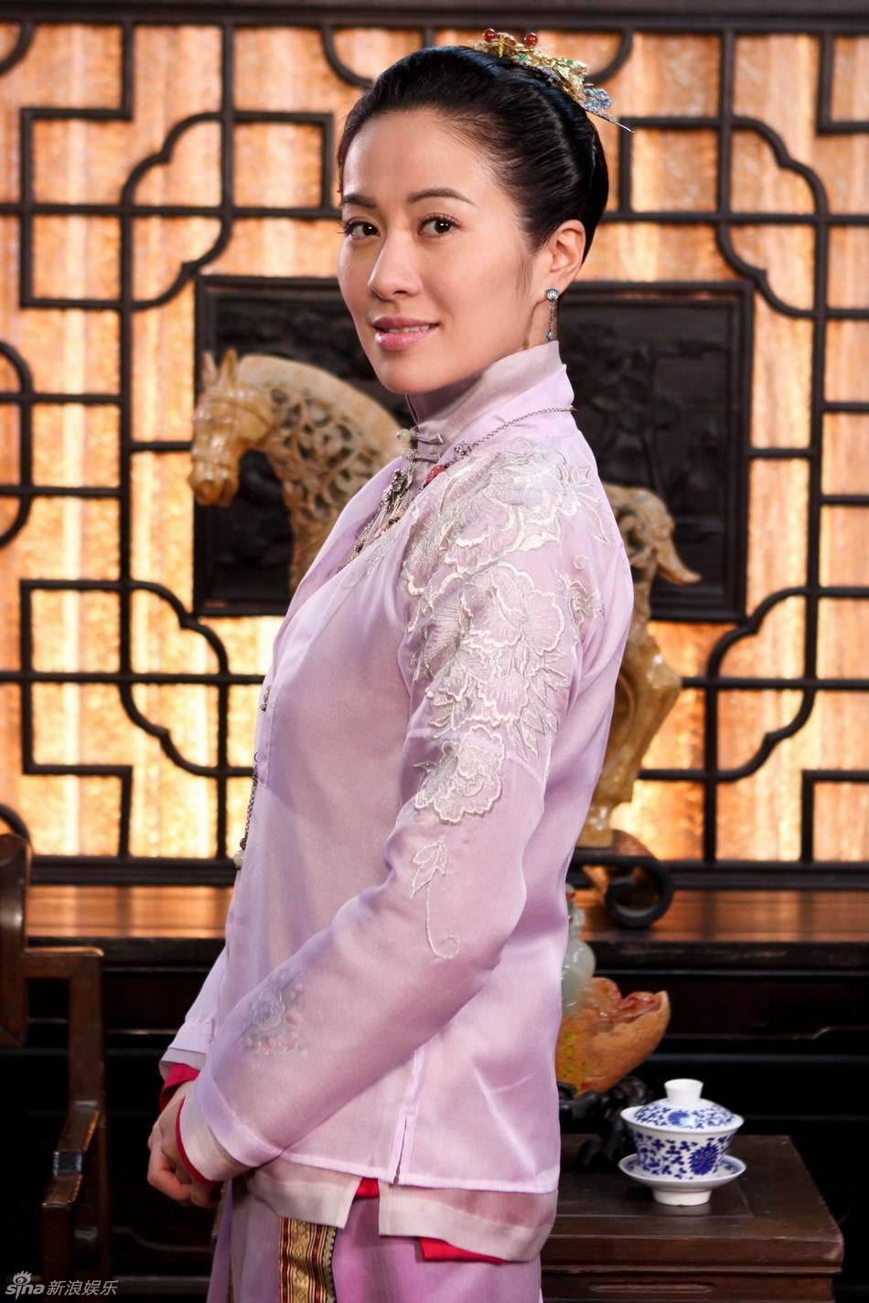 该剧讲述清末绝代佳人"苏红玉"研制香水的传奇一生和爱情绝唱,而一直