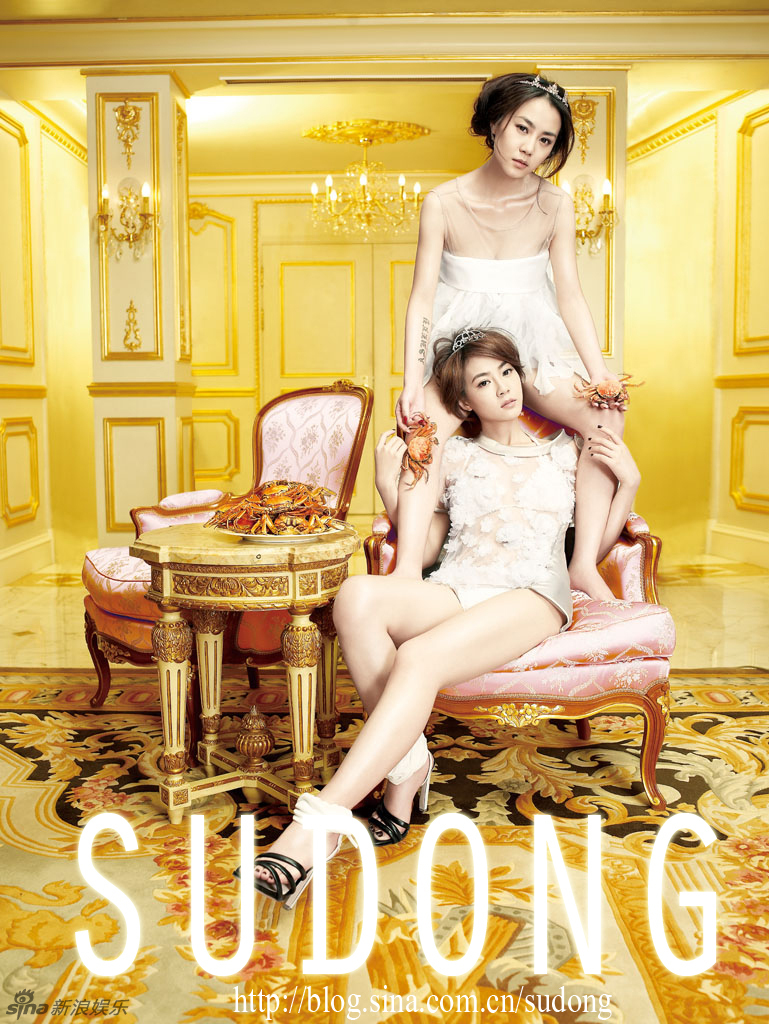 在图片中reborn组合褪去了昔日的青涩,化身美艳娇娃.