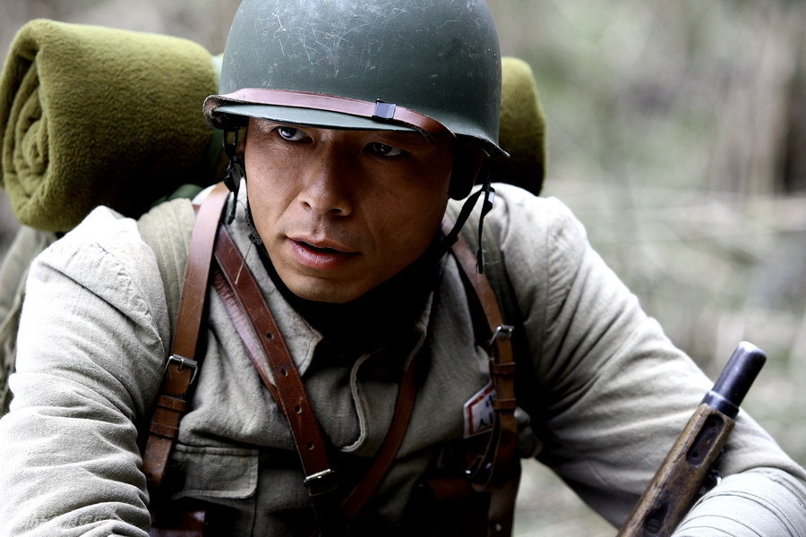 高清图:型男王挺《战士》秀钢骨魅力_高清图集_新浪网