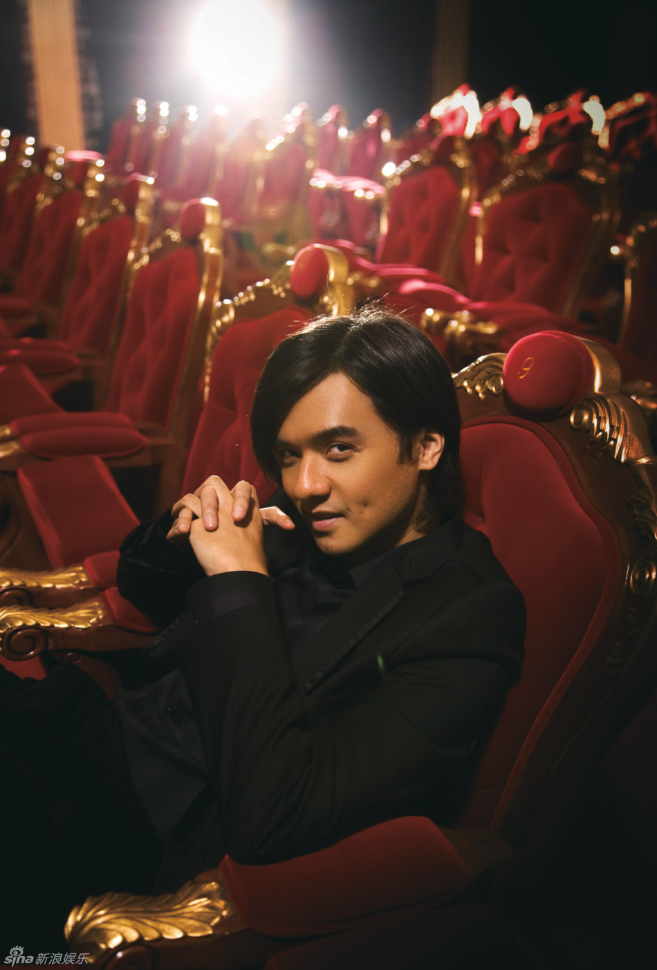 冯德伦展露不羁笑容