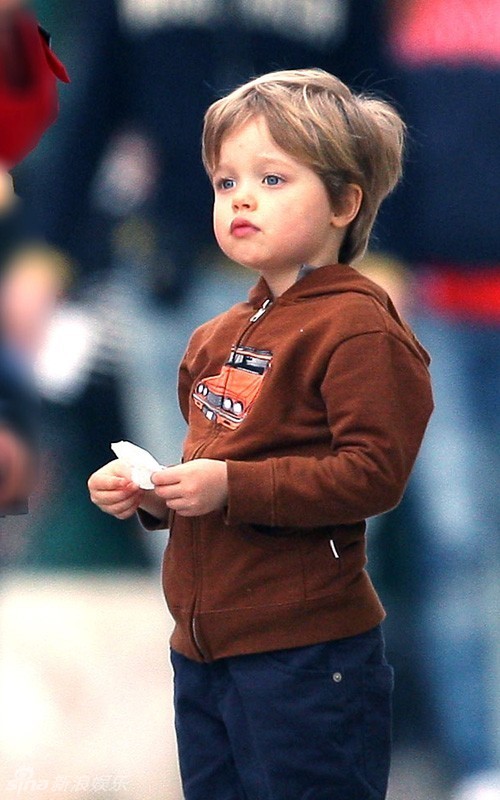 希洛打扮得像个小男生,长得也像安吉丽娜-朱莉