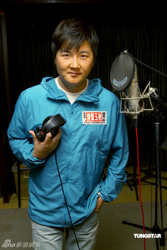 新浪娱乐讯 4月22日,歌手孙楠为青海玉树灾区香港赈灾晚会录制歌曲