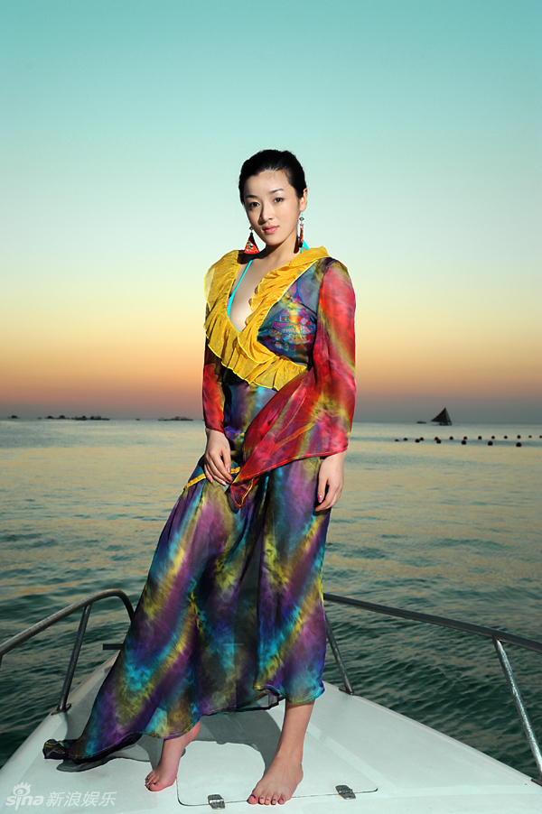 何彦霓拍民族服饰写真跟"花"一样美| 诱惑