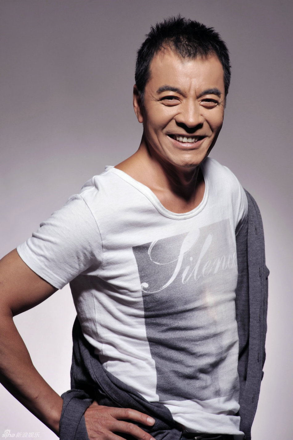 新浪娱乐讯 近日,著名影视明星刘威在春寒转暖之际拍摄了一组时装大片