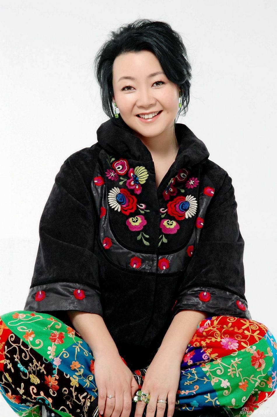 剧中萨日娜装扮简约朴素,"主妇"味儿十足.