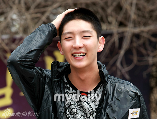 幻灯组图:韩国演员李准基入伍现场 剃短发摸头傻笑_高清图集_新浪网