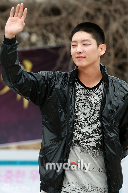 韩国演员李准基入伍现场