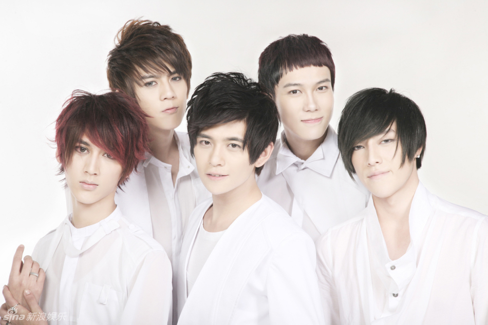 高清图:hit-5纯白写真曝光 表情搞怪惹人爱_高清图集_新浪网