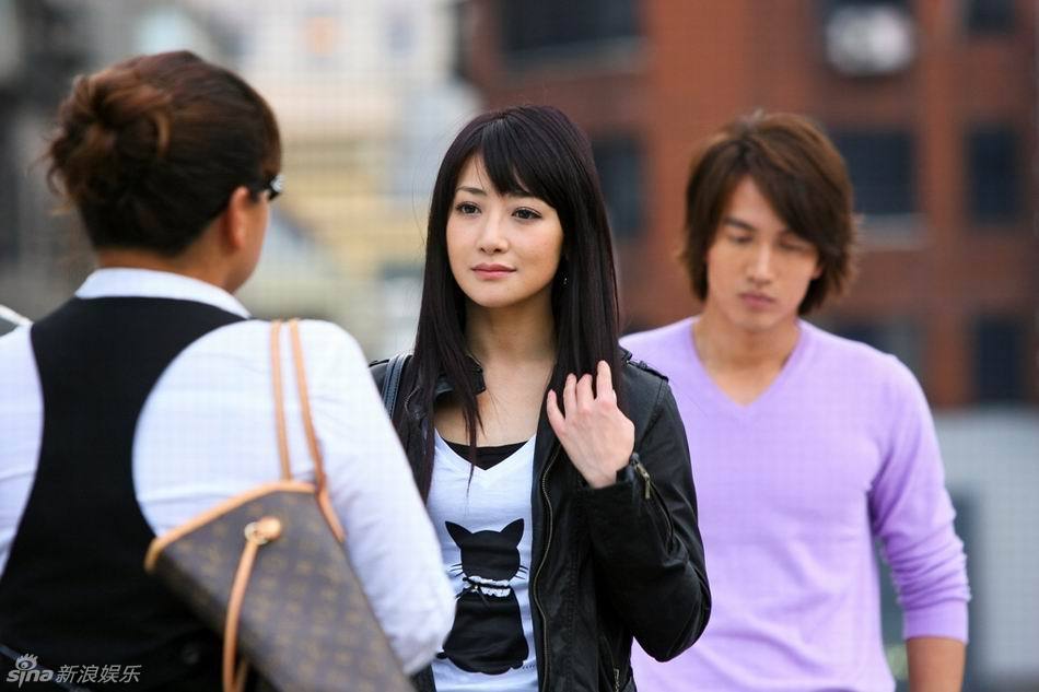 高清图:《就想爱着你》陈紫函阳明山顶拍悲情戏_高清图集_新浪网