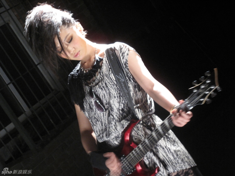 幻灯图集:姚贝娜最新mv《只因为爱》造型雷人_高清图集_新浪网