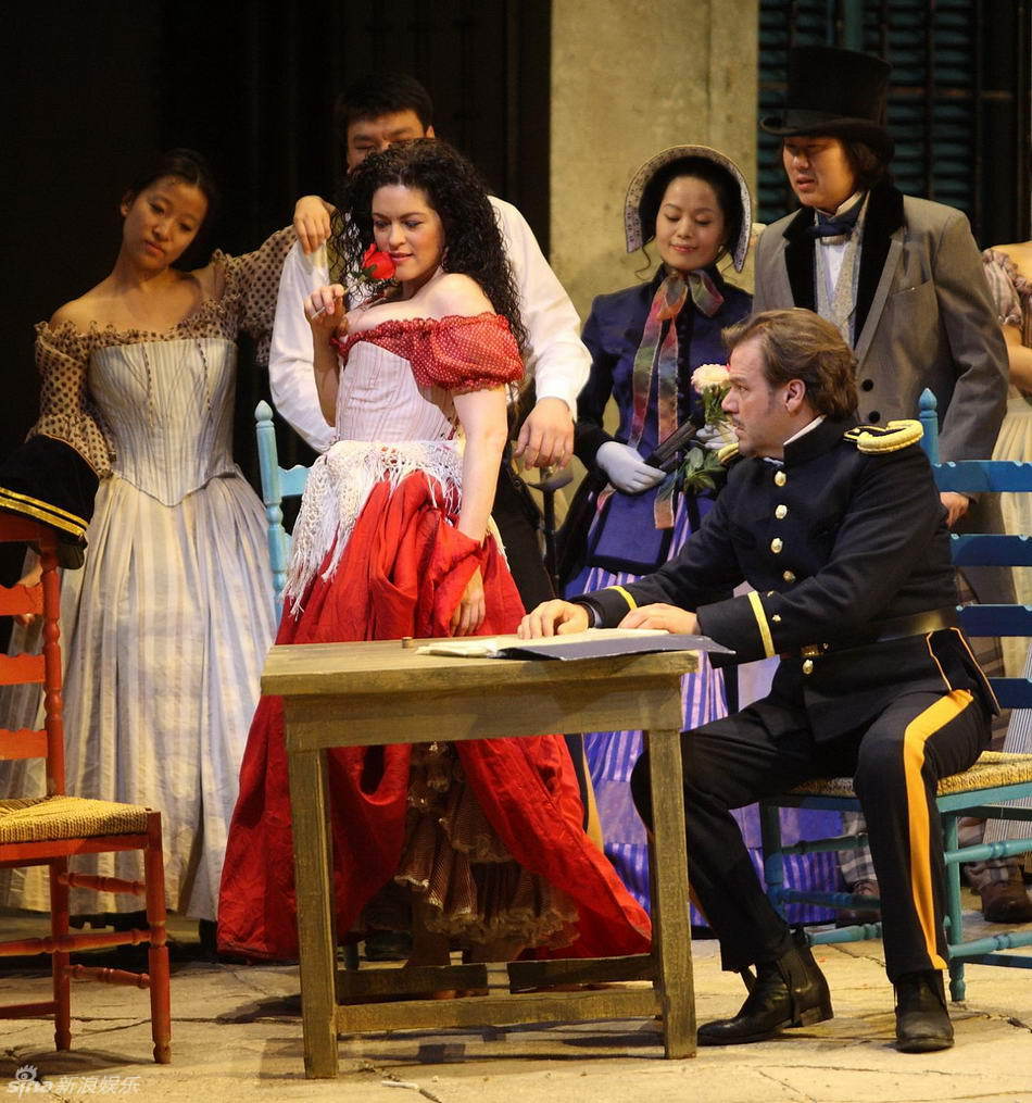 1 / 11 新浪娱乐讯 5月13日,由五国艺术家全新打造的国家大剧院新版