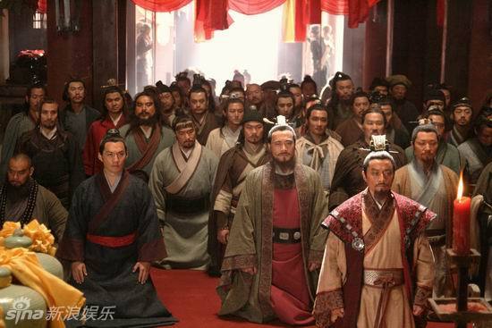 近日迎来一场高潮好戏:张涵予扮演的宋江率领一众梁山好汉们在聚义堂