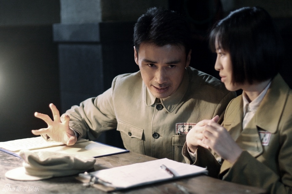 高清图:《告密者》海报曝光 柳云龙对战张嘉译_高清图集_新浪网