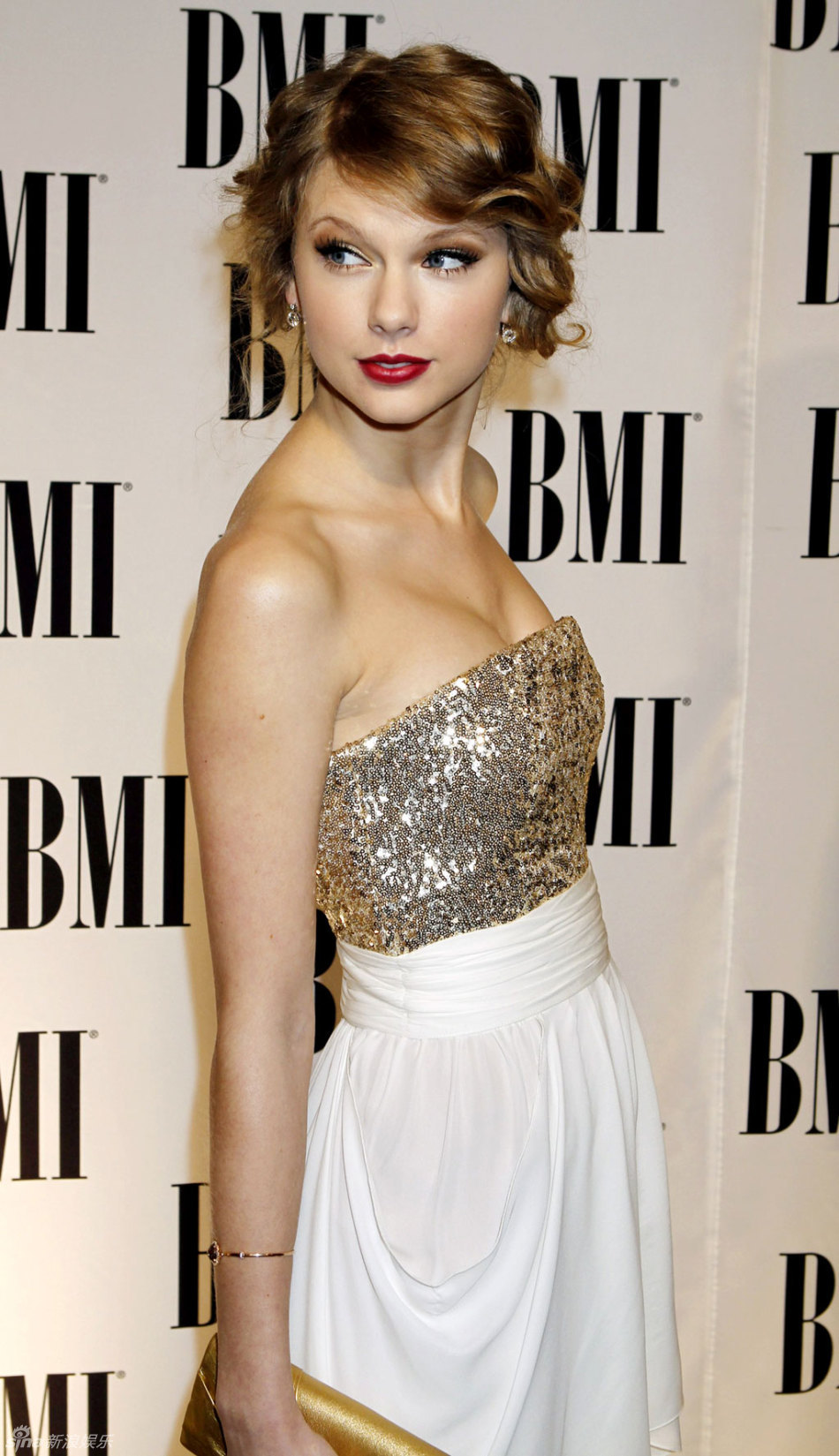 泰勒-斯威夫特出席bmi乡村音乐奖