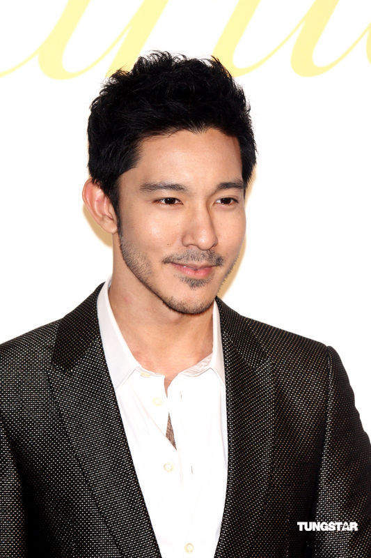 幻灯图:侯佩岑白色长裙高贵 陈怡蓉深v礼服秀性感_高清图集_新浪网