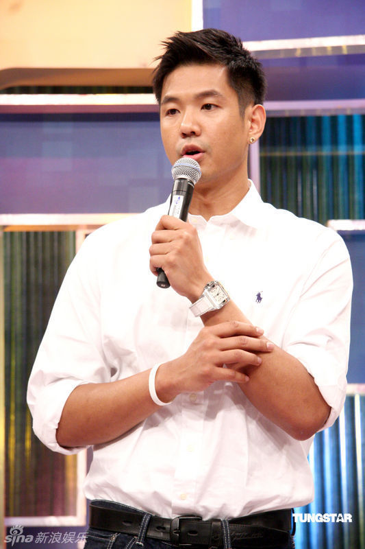 新浪娱乐讯 中天综艺节目《梁陈实时》主持人黑人陈建州,在24日晚首播