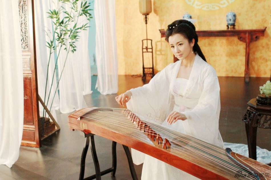 幻灯图:孙菲菲代言化妆品 白娘子造型温婉唯美_高清图集_新浪网