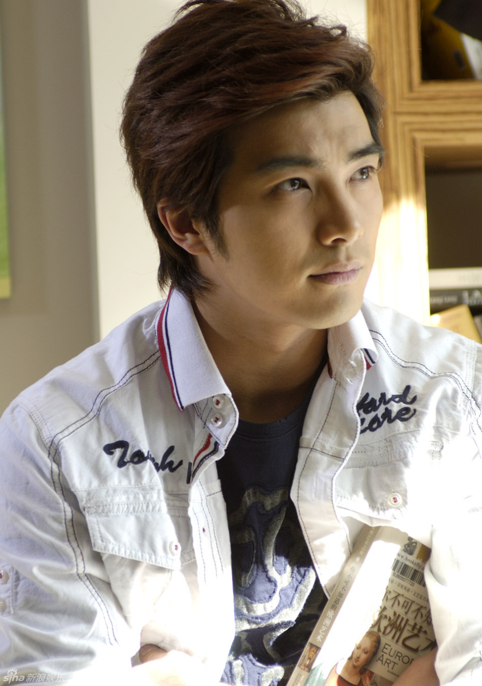 《活该你单身》全新推出男主演贺军翔的一组剧照,"小美"剧中的百变