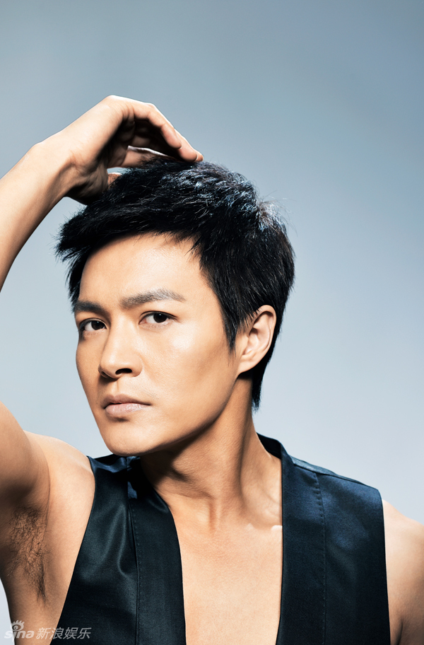 幻灯图:郑国霖半裸镜头性感秀肌肉 野性十足_高清图集_新浪网