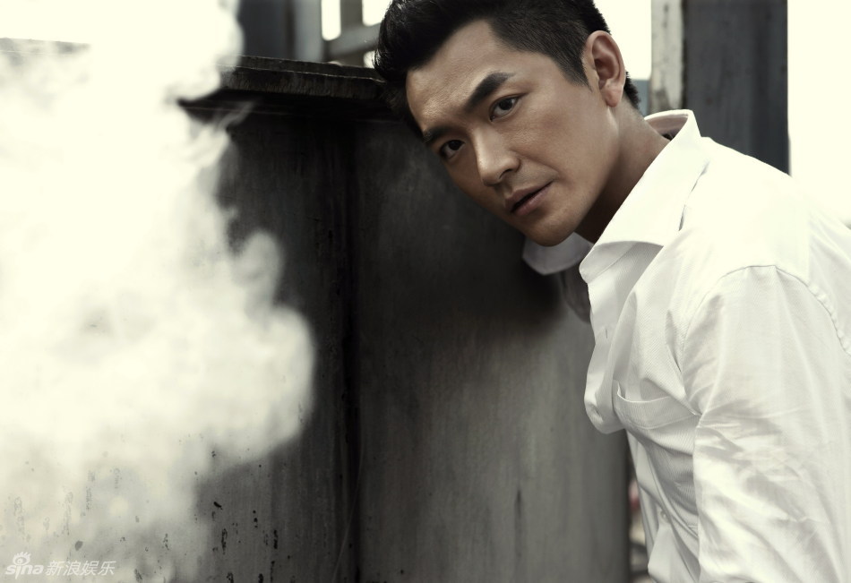近日,朱泳腾拍摄了一组写真,展现气质男人成熟阳刚一面.