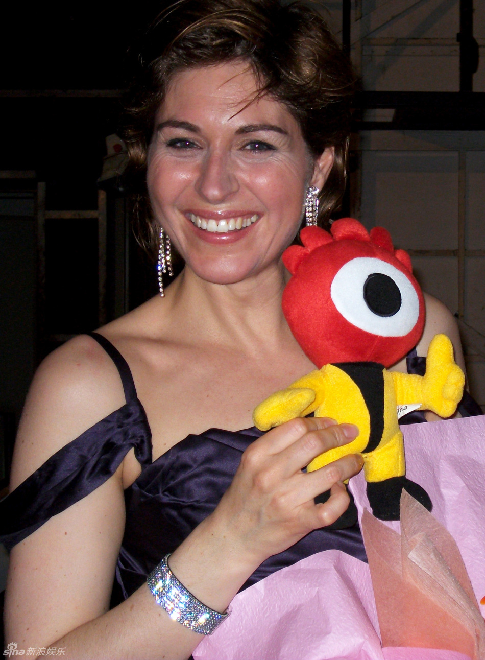 高清组图:挪威美女天后西丝尔与小浪亲密合照_高清图集_新浪网